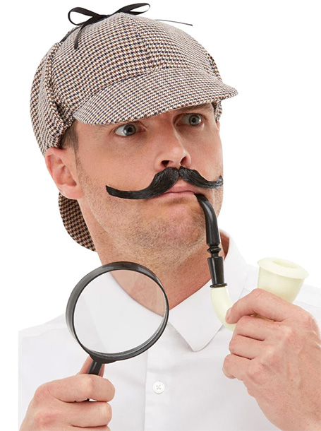 Sherlock Holmes set including pipe, hat & magnifying glass.